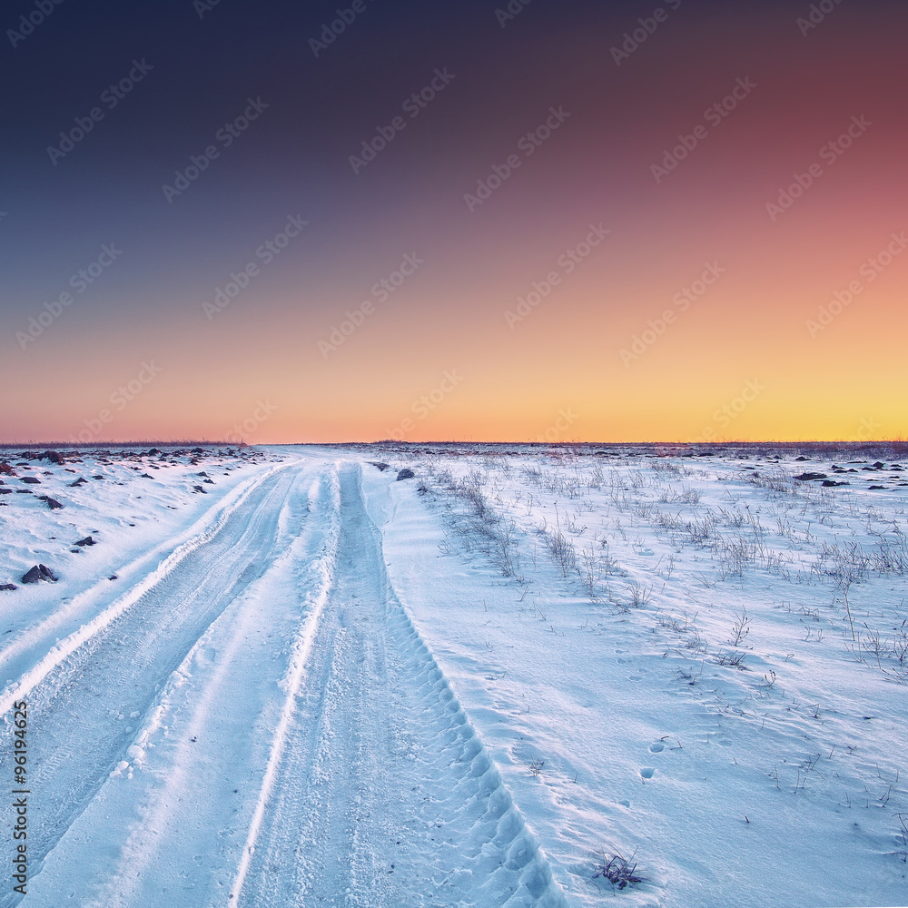 Obraz premium traces of the car wheels on a snowy road