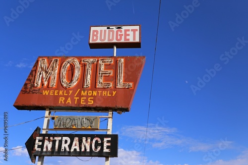 Amerikanisches Motel Schild an der Route 66 Budget