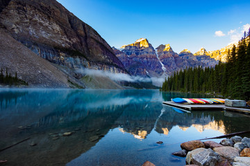 Canvas schilderij Blauw Moraine Lake in Banff Canada  © T.Yokoyama