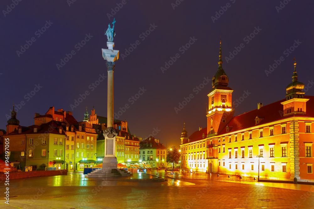 Naklejka premium Castle Square at night in Warsaw, Poland.