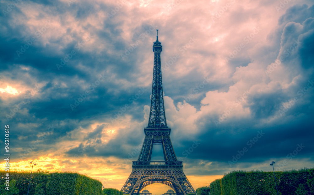 Fototapeta premium Eiffel tower and clouds