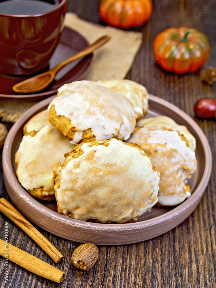 Cookies pumpkin whole in clay dish on board