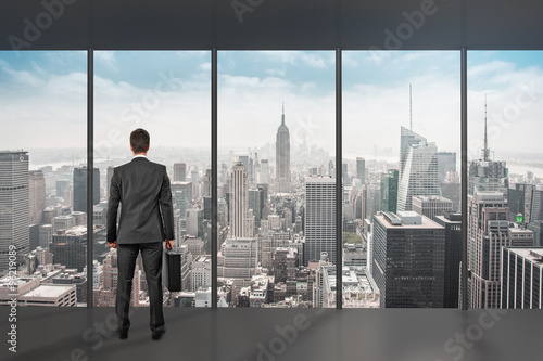Mann steht vor Fenster / Aussicht NEW YORK