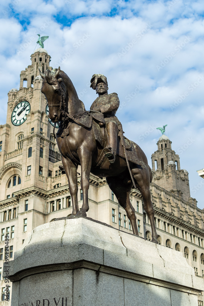 Statue of Edward VII outside the Royal Liver building