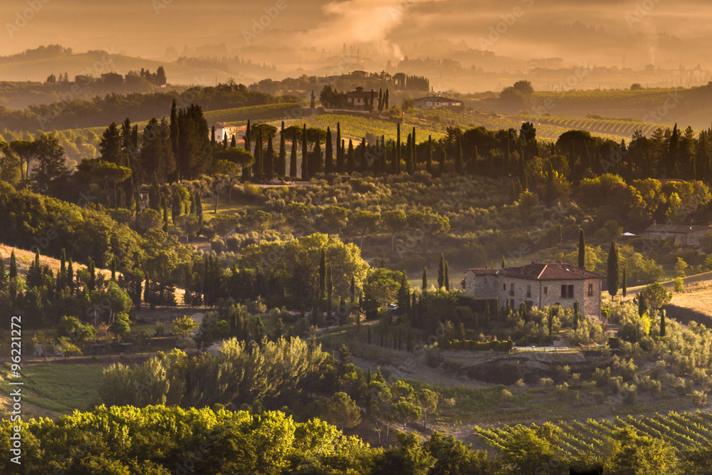 Obraz premium Tuscany Village landscape Scenery on a foggy morning