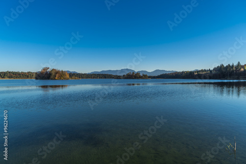 Gro  er Ostersee in den Osterseen mit Alpenpanorama