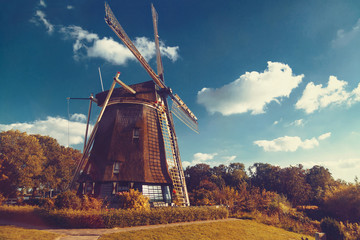 Keuken achterwand Molens Draaiende windmolen in Hollands landschap  © vladdeep
