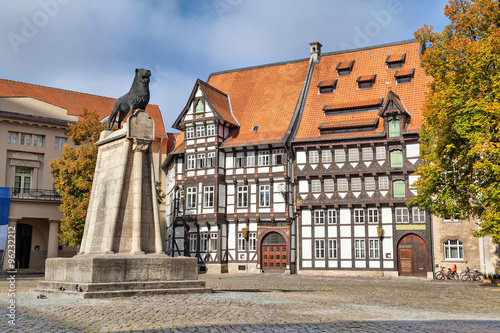 Billede på lærred Statue of Leon and half-timbered building in Braunschweig