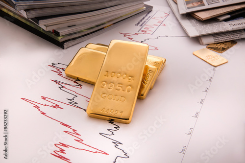 Fotografie gold bullion and charts