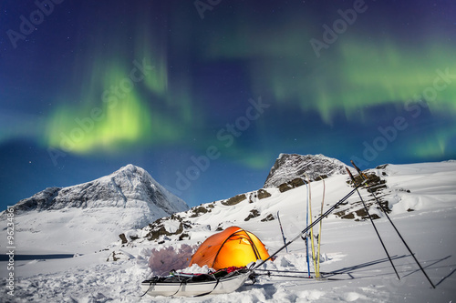 Zelt unter Nordlichtern in Lappland zur Winterzeit