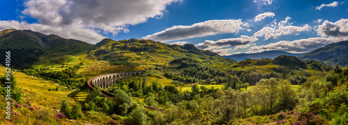 Panorama wiaduktu kolejowego Glenfinnan w Szkocji i surroundi