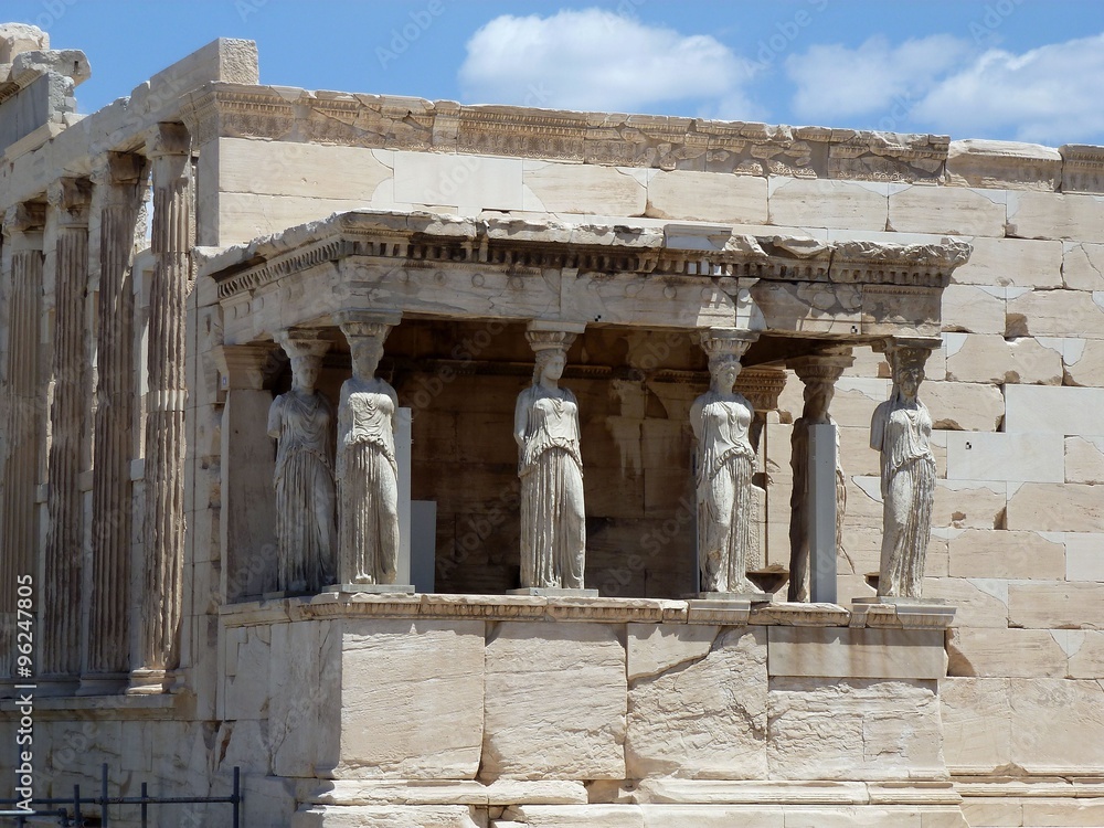 Древнегреческий портик с колоннами в виде богинь