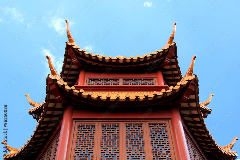 Chinesischer Turm auf blauem Hintergrund