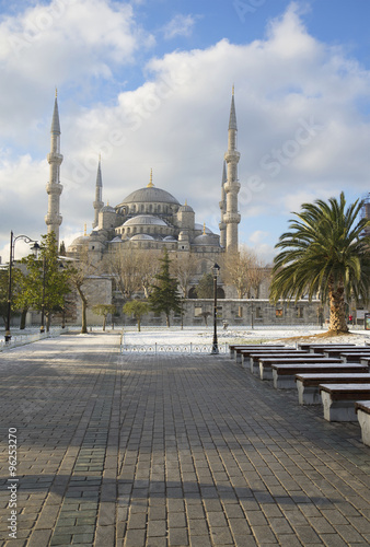 Вид на Голубую мечеть солнечным январским днем. Стамбул