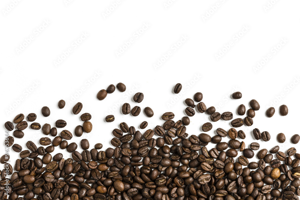 Naklejka premium ziarna kawy na białym tle