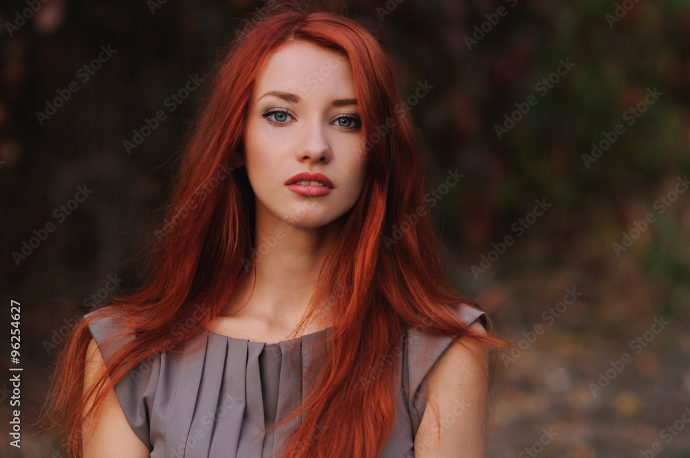 Obraz premium Outdoors portret piękna młoda kobieta z czerwonymi włosami