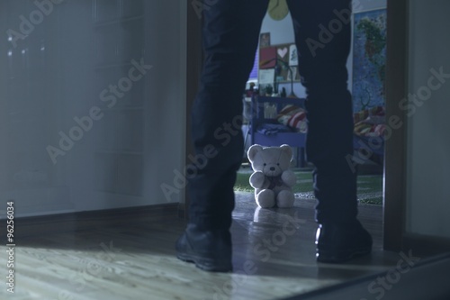 Foto Pedophile standing at the entry