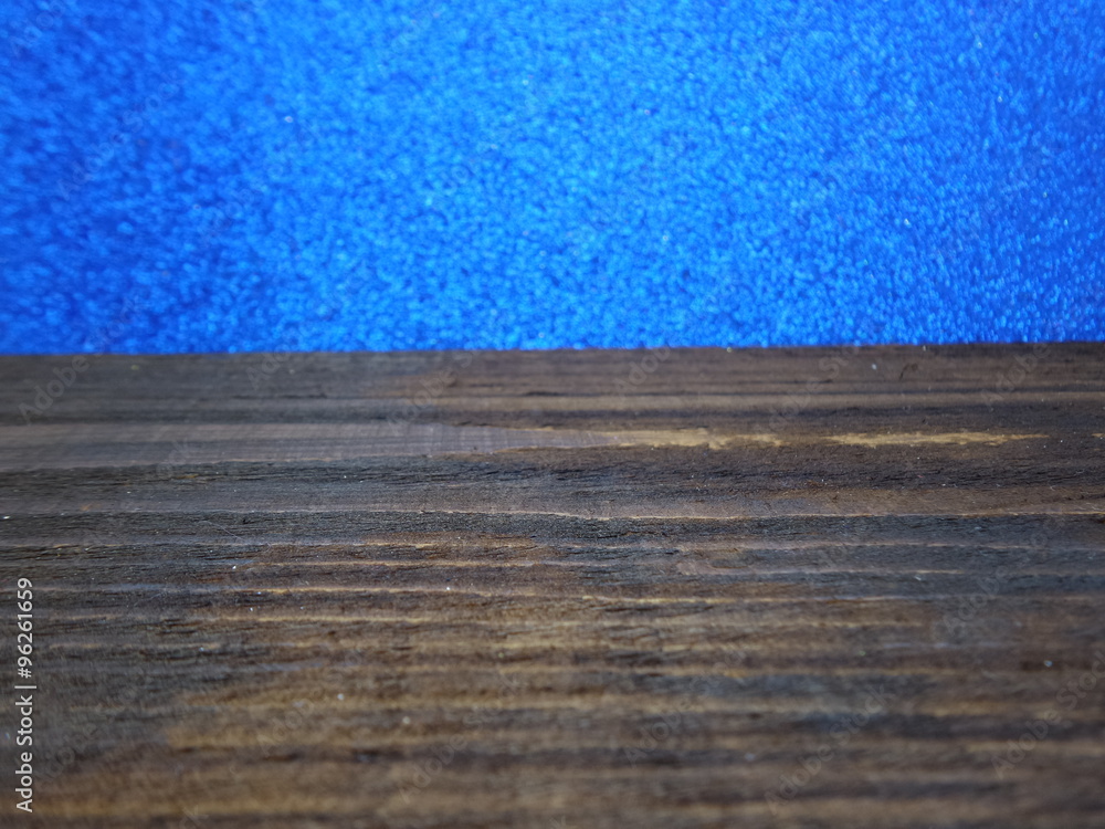 Obraz premium Wooden table with blue background