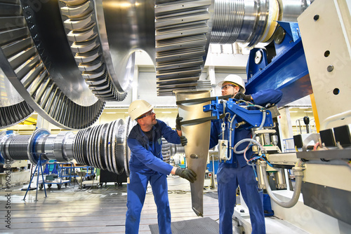 Techniker im Maschinenbau montieren eine Gasturbine  für die Energiewirtschaft // Technician in mechanical engineering assemble a gas turbine for the power industry photo