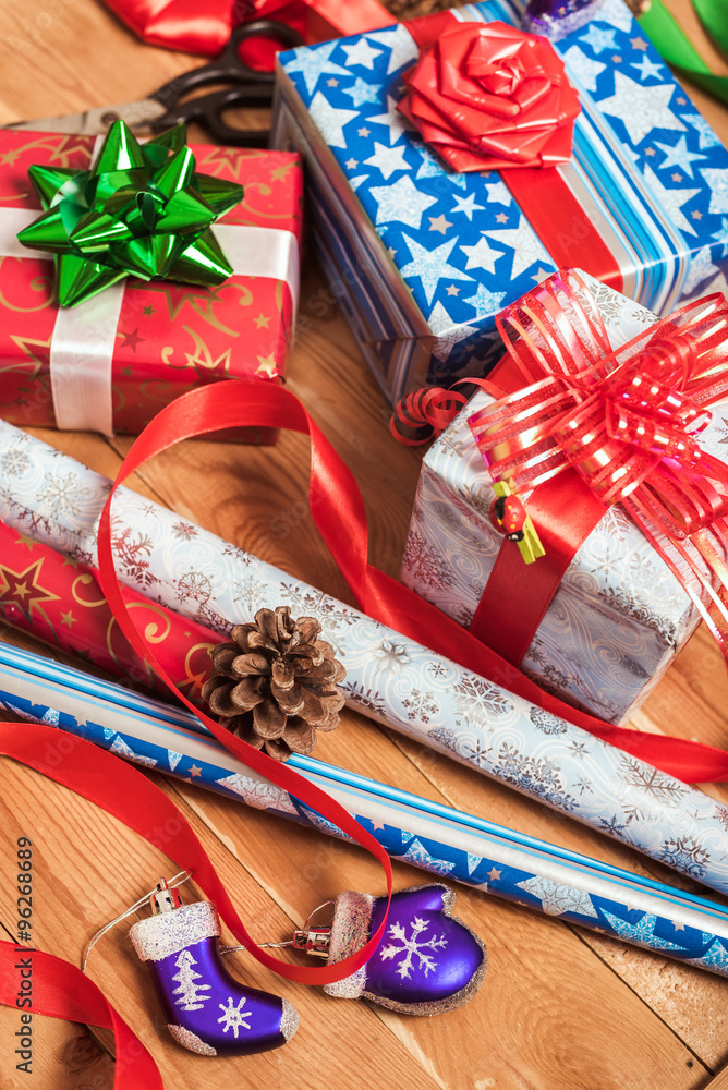 Obraz premium Objects for wrapping Christmas presents on wooden background