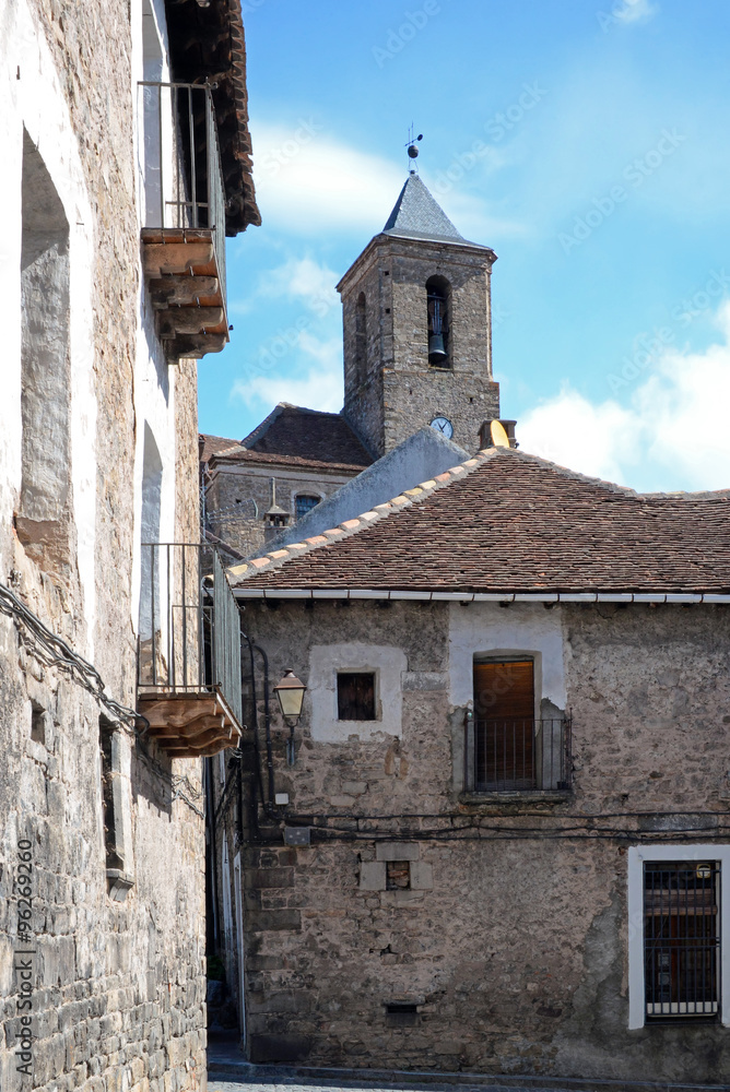 Natursteinhäuser und Kirche in Hecho Aragon