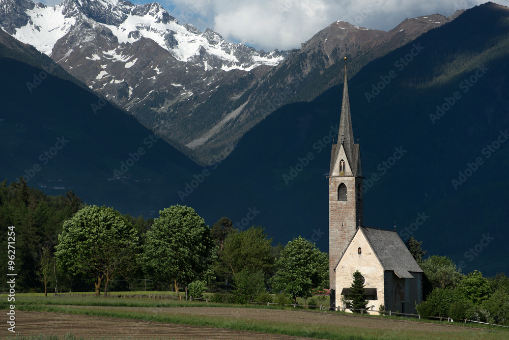 Dorf Pfalzen Kirche im Pustertal Sonnenstrasse Suedtirol, Italien