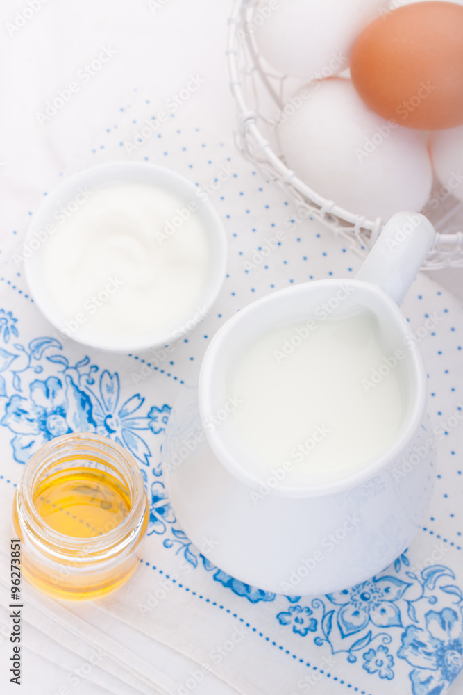 Composition with milk, yoghurt, honey and eggs Composition with milk, yoghurt, honey and eggs