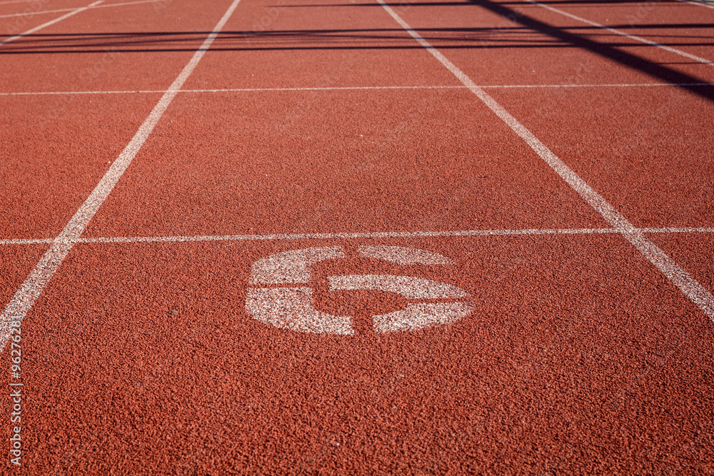 Calle 6. Pista de atletismo. Calle de salida para la carrera. Número de la  calle. foto de Stock | Adobe Stock