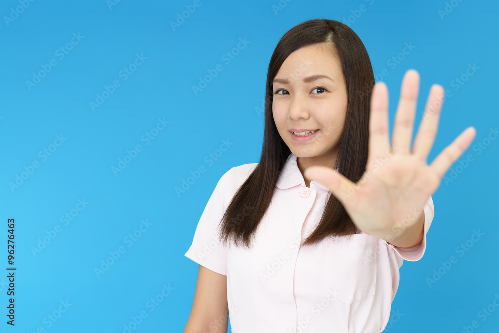 ストップのジェスチャーをする看護師 ストップのジェスチャーをする看護師
