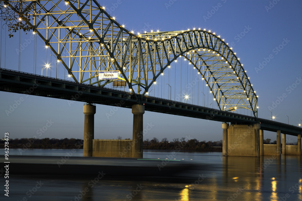 Obraz premium Barque under Hernando de Soto Bridge