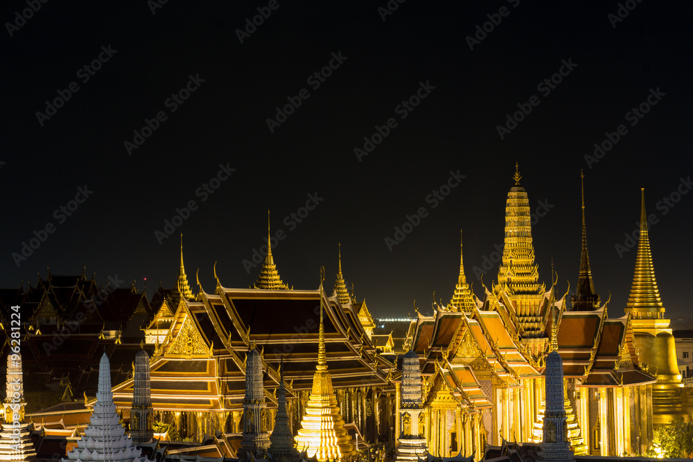 Obraz premium The beauty of the Emerald Buddha Temple at twilight. And while t
