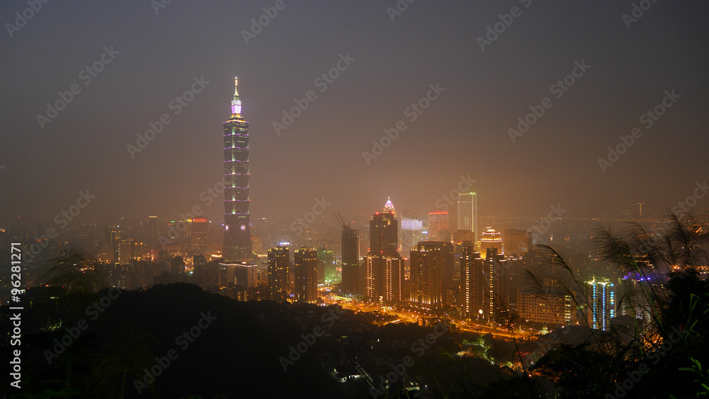 Fototapeta premium The view of Taipei city at night in Taiwan. (1)