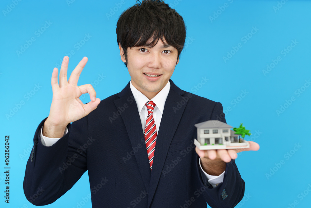 住宅模型を持つ男性 住宅模型を持つ男性