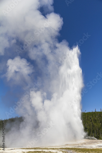 Old faithful geysir eruption in Yellowstone