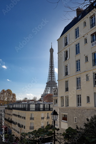 Tour Eiffel et immeubles