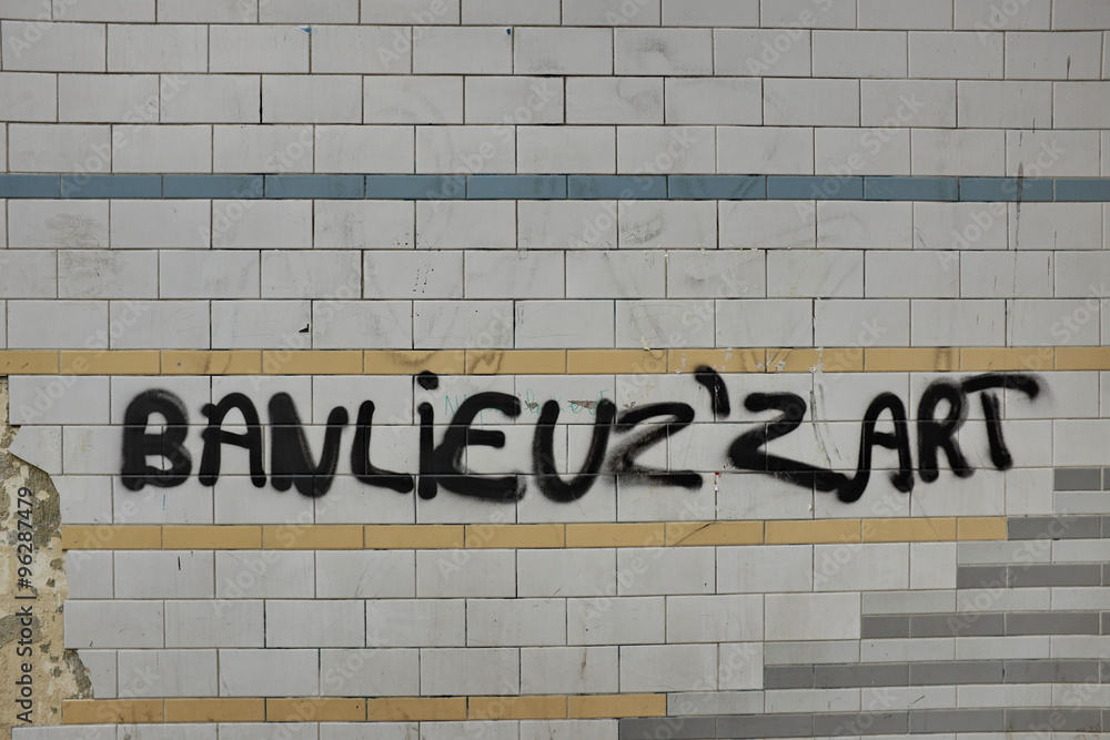 banlieusard. Graffiti sur mur de céramique. banlieusard. Graffiti sur mur de céramique.
