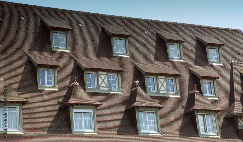 Fototapeta premium Toit à grands pans et lucarne: Deauville.