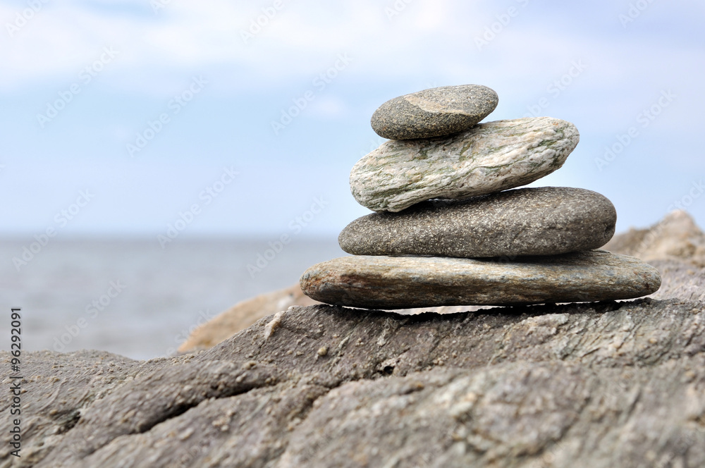 Fototapeta premium galets empilés sur un rocher en bord de mer