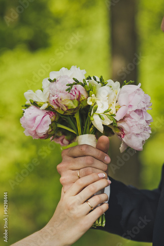 Young hands are holding a bouquet 4248.