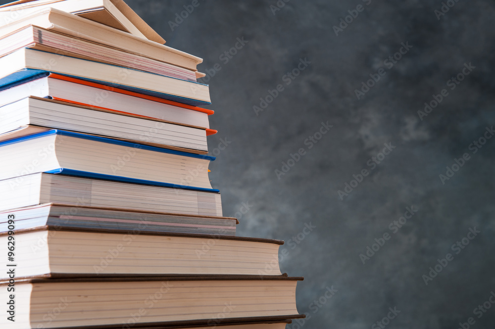 読書 たくさんの本が積み重なっている様子 読書 たくさんの本が積み重なっている様子
