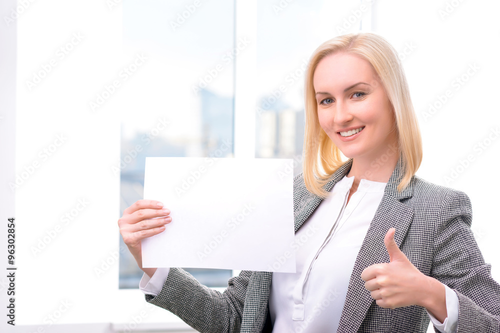 Naklejka premium Professional businesswoman holding sheet of paper 