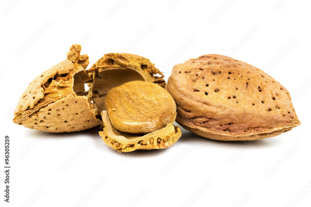 Mandel mit zerbrochener Schale StockFoto Adobe Stock
