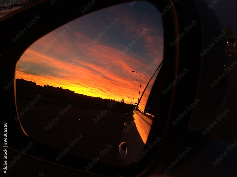 viendo amanecer a traves del espejo retrovisor del coche Stock Photo