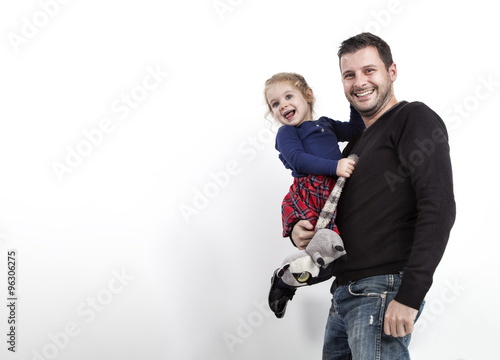 Glücklicher Vater mit kleiner Tochter 