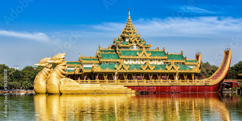 Schilderij op canvas Karaweik royal barge, Kandawgyi Lake, Yangon