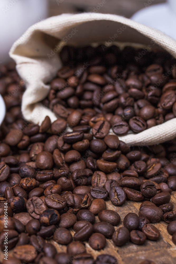 Fototapeta premium Coffee cup and coffee beans on table