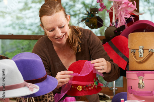 Foto Hat Maker Working On Design In Studio