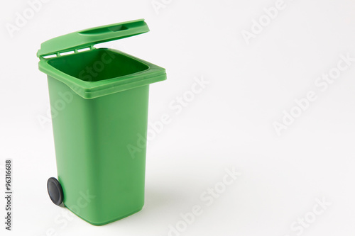 Billede på lærred Green Recycling Bin On White Background