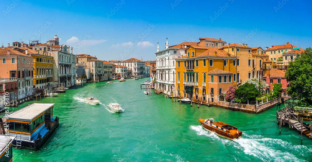 Fototapeta premium Colorful houses on famous Canal Grande in Venice, Italy