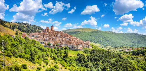 Obraz na płótnie Idyllic italian village Castel del Monte in the Apennine mountains, L'Aquila, Abruzzo, Italy w salonie